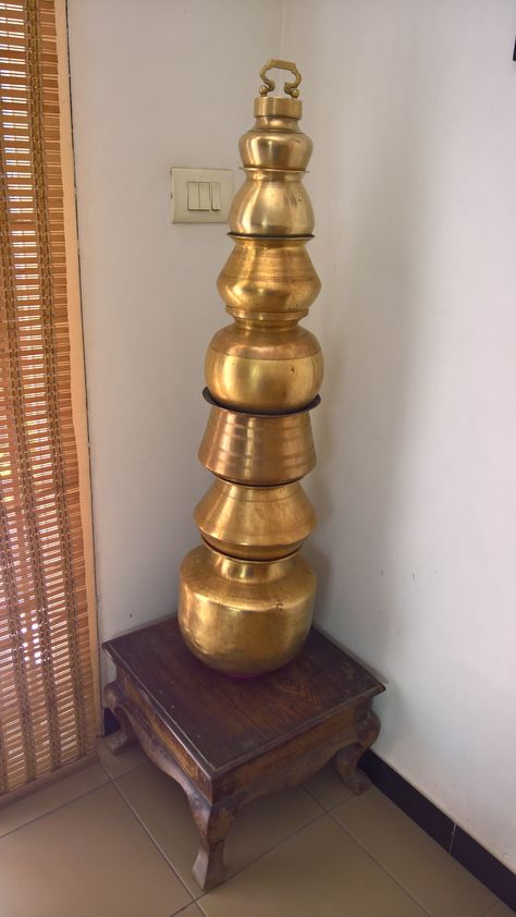 Brass Vessels Decor, Brass Pots Decor, Brass Decor Indian, Brass Kitchenware, Antique Vessels, Small House Design Kerala, Brass Utensils, Classic House Interior Design, Indian Inspired Decor