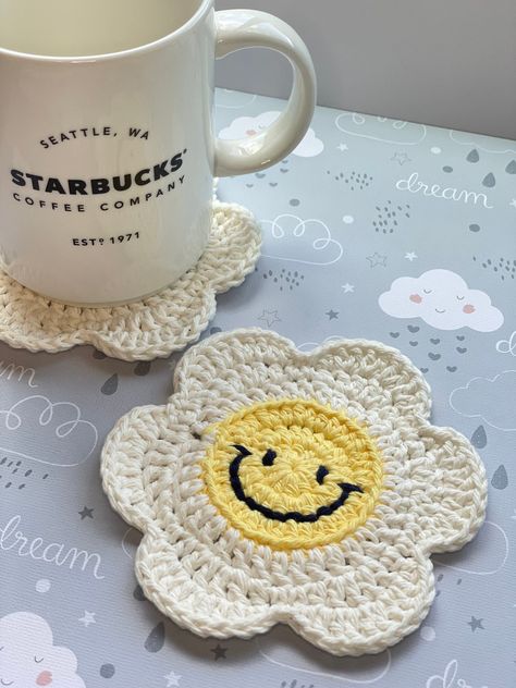 Free Beginners Guide: How to Crochet Cup Coasters Flower Coaster, Crochet Coaster Pattern, Crochet Coaster, Crochet Business, Crochet Decoration, Diy Crochet Projects, Crochet Inspo, Crochet Coasters, Ideas Crochet