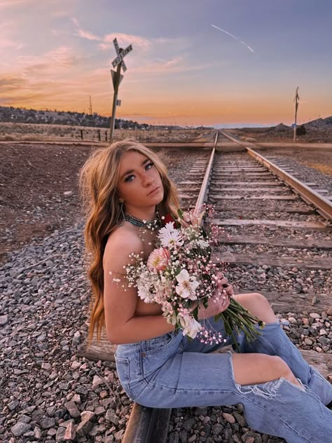 Western Spring Senior Pictures, Fall Senior Picture Ideas Outfits Country, Last Minute Photoshoot Ideas, Fun Senior Photoshoot Ideas, Sr Pictures Ideas, Cute Western Pictures Photo Ideas, Western Senior Photoshoot Ideas, Outdoors Senior Pictures, Cute Spring Photoshoot Ideas