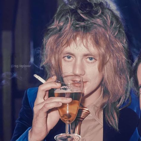 𝕽𝖔𝖌𝖊𝖗 𝕿𝖆𝖞𝖑𝖔𝖗 𝕱𝖗𝖔𝖒 𝕼𝖚𝖊𝖊𝖓 on Instagram: “– roger taylor at press reception, 1976.💙 📸: wtal asanuma.” Rogerina Taylor, Taylor Rogers, Roger Taylor Queen, Queen Poster, 얼굴 드로잉, Ben Hardy, Queen Photos, Queen Pictures, John Deacon