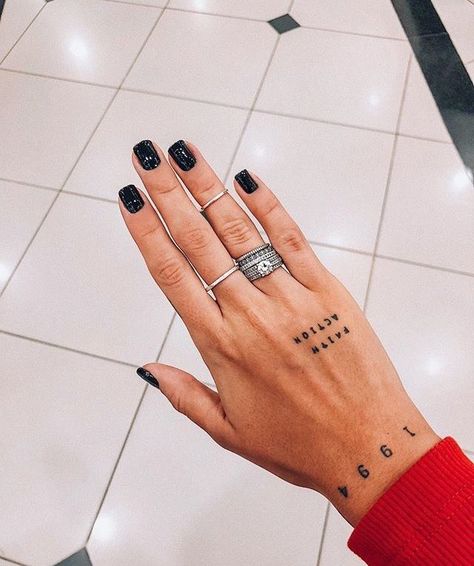 love the hand tattoo Wörter Tattoos, Tato Henna, Inspiration Tattoos, Disney Tattoo, Hand Tattoos For Women, Hand Tattoo, Word Tattoos, Little Tattoos, Small Tattoo