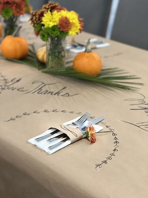 Brown Paper Tablecloth Parties, Thanksgiving Kraft Paper Table, Kraft Paper Thanksgiving Table, Kraft Paper Tablecloth, Thanksgiving Brown Paper Table, Butcher Paper Thanksgiving Table, Butcher Paper Tablecloth, Thanksgiving Table Set Up, Friendsgiving Inspiration