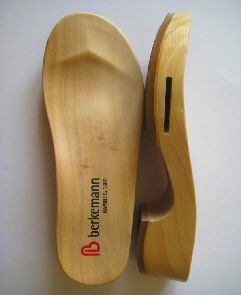 B 102 Make Your Own Shoes, Footwear Ideas, Bath Kit, Diy Sandals, Wooden Sandals, Wooden Shoe, Wood Shoes, Shoe Making, Garment Details