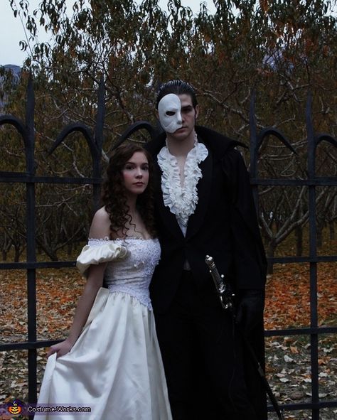 Jordan: I am wearing the costume with my gorgeous girlfriend Aiden. She is an extremely gifted singer and The Phantom of the Opera has been her favorite since she was a... Cute Couples Costumes, Halloween Parejas, Matching Halloween Costumes, Costume Works, Duo Halloween Costumes, Couples Halloween Outfits, Hallowen Costume, Cute Couple Halloween Costumes, Matching Costumes