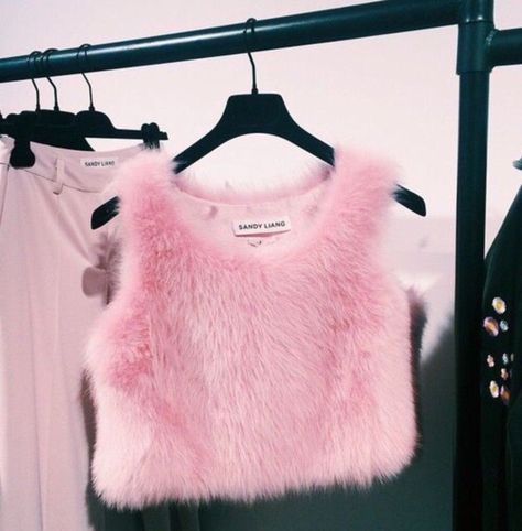 ↬ Pinterest:// @dezthebaby ↫ Looks Hip Hop, Pink Fur, Scream Queens, Looks Street Style, Everything Pink, Think Pink, Fur Vest, Girly Girl, Pink Fashion