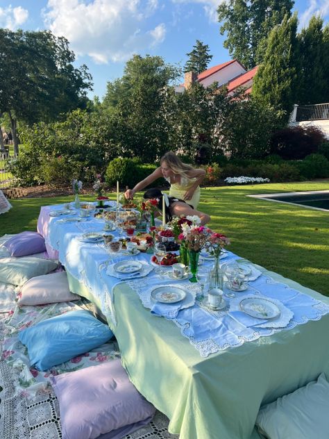 Tea Party Ideas Outdoor, Dresses Bday Party, Lunch Garden Party, Tea Party Aesthetic Birthday, Sixteenth Birthday Dress, Birthday Party Garden Ideas, Flower 21st Birthday Party Ideas, Countryside Birthday Party, Coquette Tea Party Aesthetic