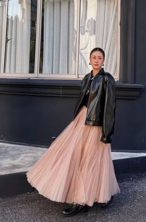 Cream Tulle Skirt Outfit, Tule Skirt Outfits Casual, Pink Tutu Skirt Outfit, Tulle Skirt Outfit Formal, Tulle Midi Skirt Outfit, Tule Skirt Outfit, Pink Tulle Skirt Outfit, Tulle Skirt Outfits, Cream Tulle Skirt