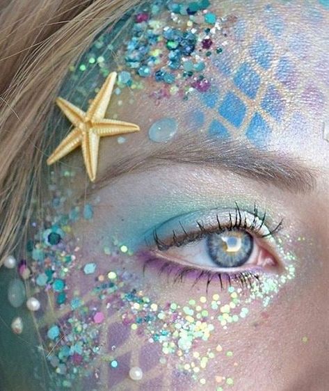 Create your own Mermaid Costume for Halloween » Find images, accessories and makeup tutorials for your perfect and easy DIY costume! Carnaval Make-up, Mermaid Costume Diy, Makeup Zombie, Fantasy Make-up, Halloweenský Makeup, Mermaid Parade, Mermaid Cupcakes, Easy Diy Costumes, Mermaid Halloween