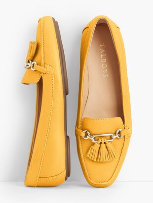 Leather School Shoes, Traditional Shoes, Moccasins Women, Moccasin Shoes, Driving Moccasins, Classic Style Women, Only Shoes, Decorative Hardware, Yellow Leather