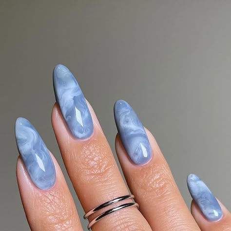 Nail Art Designs Professional, January Nail Inspiration, Colored Marble Nails, Winter Marble Nail Designs, Blue And Grey Nails Designs, Simple Light Nails, City Break Nails, Marble Nails Aesthetic, Fun Easy Nail Designs