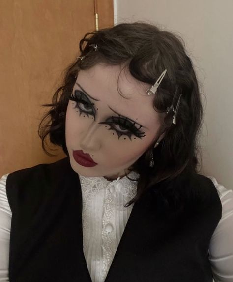 Magician Makeup Female, Uncanny Makeup, Drag Inspired Makeup, Magician Makeup, Gothic Personality, Victorian Clown, Cabaret Goth, Cabaret Makeup, Victorian Makeup