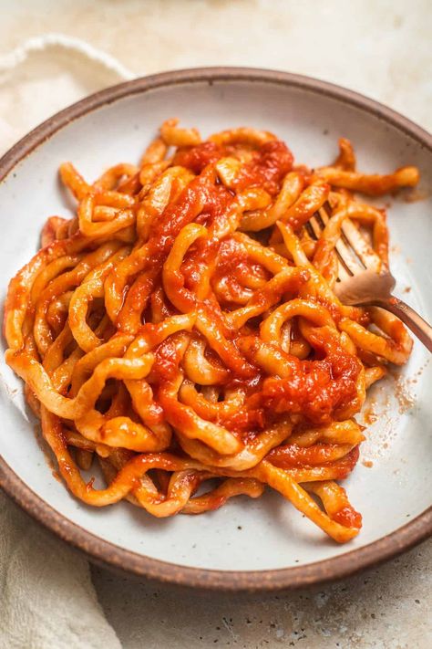 Tomato Garlic Sauce, Pici Pasta, Aesthetic Pasta, Pasta Veggies, Bbq Sausage, Traditional Italian Dishes, Classic Italian Dishes, Pasta Plates, Pasta Gnocchi