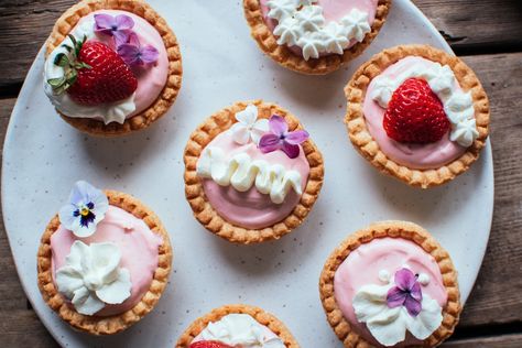 Pink Mini Cheesecakes, Strawberry Tarts Mini, Fruit Tart Filling, Strawberry Tarts Recipe, Mini Strawberry Cheesecake, Mini Fruit Tarts, Picnic Desserts, Fruit Tart Recipe, Cheesecake Tarts