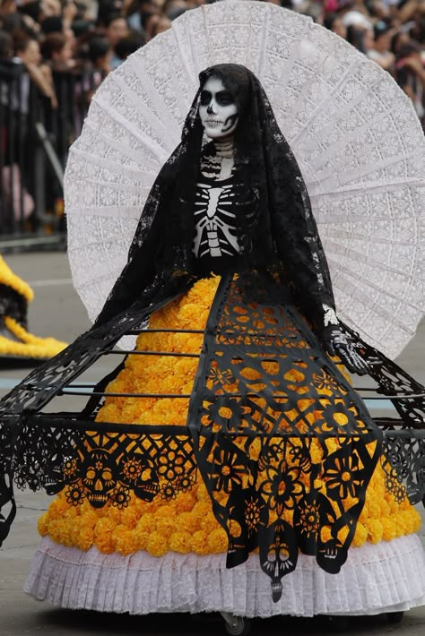 La catrina lució imponente con diferentes trajes típicos mexicanos. Catrina Costume, Dia De Los Muertos Decorations Ideas, Costume Carnaval, Day Of The Dead Art, Den Mrtvých, Sugar Skull Makeup, Skeleton Costume, Halloween Express, Skull Makeup