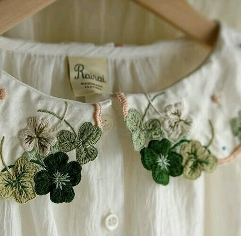 Embroidery Leaf, Irish Cottage, Embroidered Collars, 자수 디자인, Embroidered Clothes, Embroidery Fashion, Polka Dot Blouse, Embroidery Inspiration, Hand Embroidery Designs