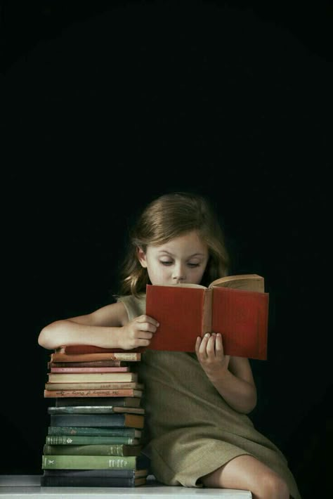 Library Photo Shoot, Back To School Pictures, Book Photography Instagram, Girl Reading Book, Pile Of Books, Fotografi Vintage, Foto Baby, School Photography, School Pictures