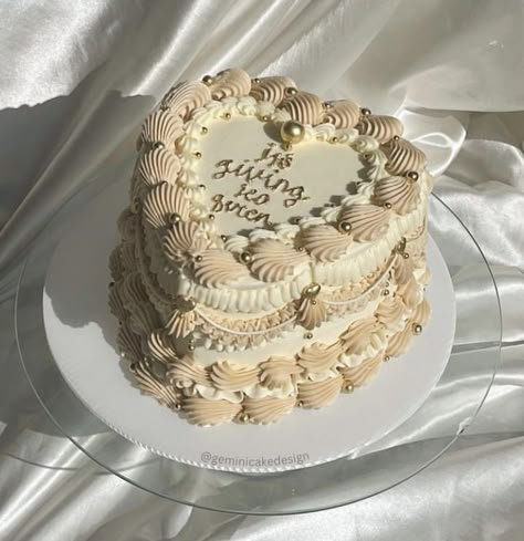 Chai Cake Design, Beige Cake Ideas, Neutral Heart Cake, White And Beige Cake, Beige Heart Cake, Champagne Color Cake, Tan Birthday Cake, Beige Cake Aesthetic, Nude Color Cake