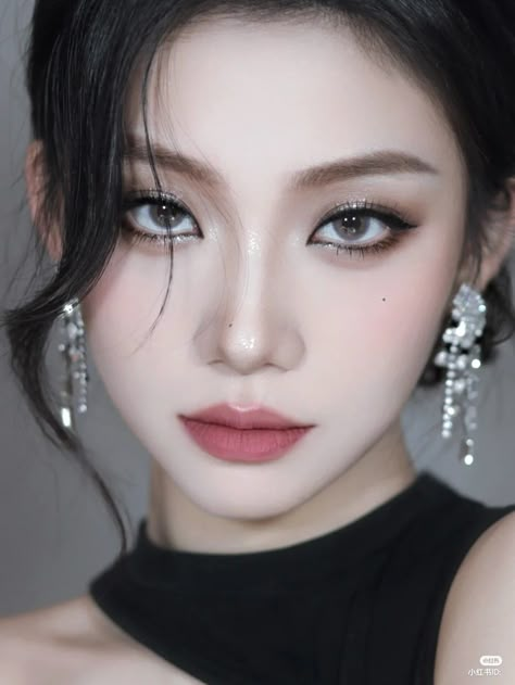 Douyin Makeup For Black Dress, Smokey Eye Douyin Makeup, Smoky Douyin Makeup, Korean Smoky Makeup, Smokey Douyin Makeup, Korean Smokey Eye Makeup, Koleksi Makeup, Black Smokey Eye Makeup, Ball Makeup