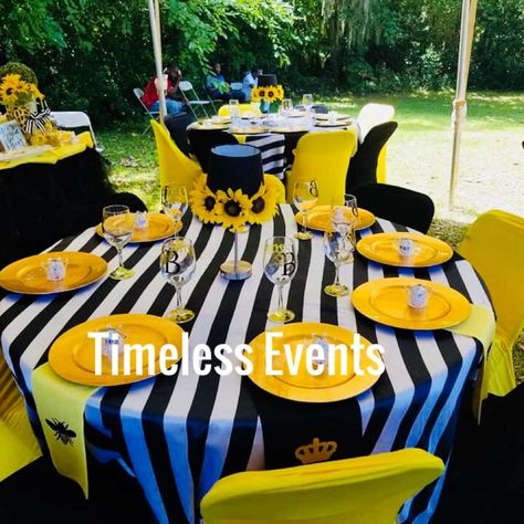 Blair’s Queen Bee College Graduation Party | CatchMyParty.com Queen Bee Party Ideas, Queen Birthday Party Ideas, Queen Bee Party, Bee Party Ideas, Queen Birthday Party, Italy Party, Lol Party, Graduation Dinner, College Graduation Party