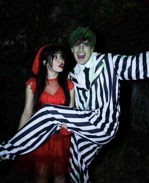 Beetlejuice Couple Costume, Beetlejuice Outfits, Beetlejuice Halloween Costume, Best Costume Ideas, Tara And Jake, Lydia Beetlejuice, Jake And Tara, Beetlejuice Costume, Most Creative Halloween Costumes