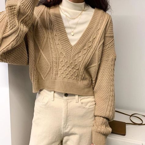 OAK + FORT on Instagram: “Lend a vintage appeal to your looks with this cropped cable knit sweater made in a relaxed fit for easy layering. Long Sleeve Tshirt 3961…” Cropped Cable Knit Sweater, Millennials Fashion, Vintage Grunge, Indie Outfits, Mode Inspo, 가을 패션, Mode Vintage, Looks Style, Looks Vintage