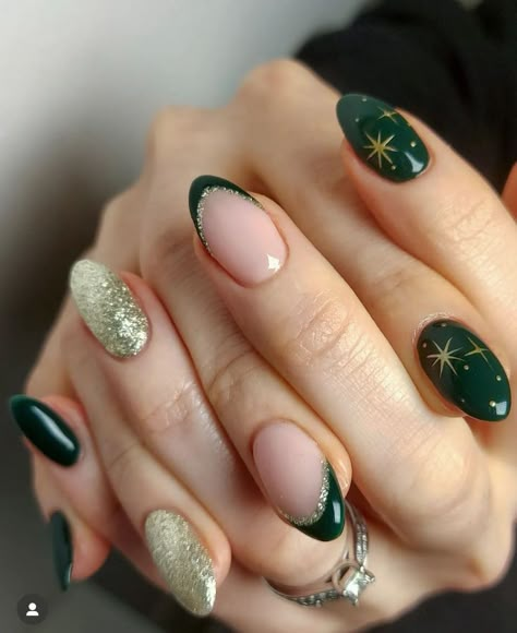 Emerald Nails, Emerald Green And Gold, Unghie Nail Art, Gold Nail Designs, Green Nail Designs, New Year's Nails, Xmas Nails, Gold Nails, Green Nails