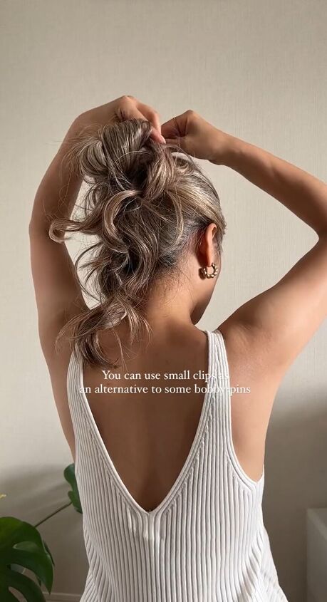 Chic Messy Bun, Messy Hair Up, The Perfect Messy Bun, Kendall Jenner Hair, Hoco Hair Ideas Medium Length, Jewelry Hairstyles, Hair Ideas Straight, Hair Ideas Medium Length, Hair Ideas Long