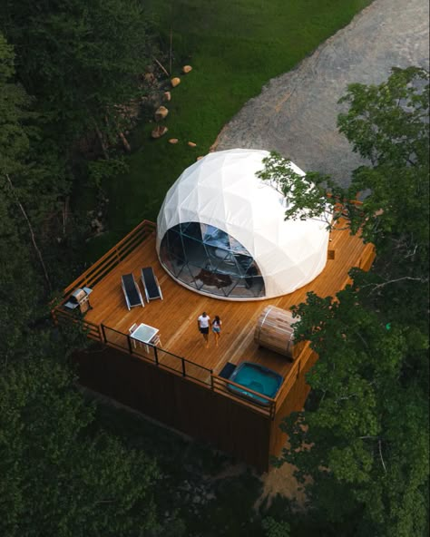 The Super Domes at Bel Air Tremblant offer an extraordinary experience in the heart of nature with superb views of the mountains. Geodome Interior, Dome Airbnb, Dome House Interior, Dome Resort, Geodesic Dome Tent, Dome Room, Stand Alone Bathtubs, Geodesic Dome Homes, Dome Homes