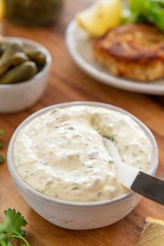 Cómo hacer una deliciosa salsa tártara casera con vegetales - Adelgazar en casa How To Make Tart, Easy Tartar Sauce, Whole30 Recipe, Sauce Tartare, Homemade Tartar Sauce, 5 Minute Meals, Fried Calamari, Fish Sandwich, Tartar Sauce