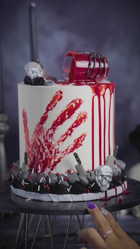 Halloween Scary Cakes, Horror Themed Cake Ideas, Creepy Halloween Cake Ideas, Spooky Bday Cake, Birthday Cake Ideas Halloween, Gory Cake Ideas, Halloween Cakes Decorating, Gory Halloween Cakes, Scary Cakes Horror Creepy Halloween