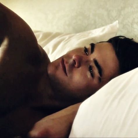 We are your friends! Zac Efron Kiss, Zac Efron Gif, Zac Efron Movies, Wes Bentley, Movie Site, Face Claims Male, Troy Bolton, Trailer Film, Movie Sites