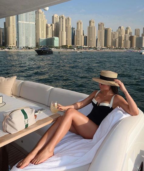 Luxury Boat Aesthetic, Yacht Aesthetic Girl, Yatch Pics Aesthetic, Women Luxury Lifestyle Aesthetic, Yacht Photo Ideas, Classy Swimwear, Yacht Outfit, Beach Aesthetic Outfits, Yacht Fashion