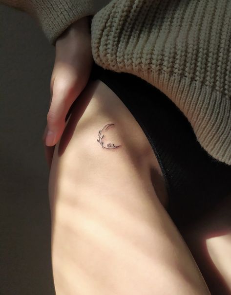 Rib Tattoo Minimalist, Triangle Moon Tattoo, Rib Moon Tattoo, Hip Tattoos Women Moon, Rib Tattoo Aesthetic, Moon Tattoo On Hip, Moon Tattoo Ribs, Moon Rib Tattoo, Quote Rib Tattoo