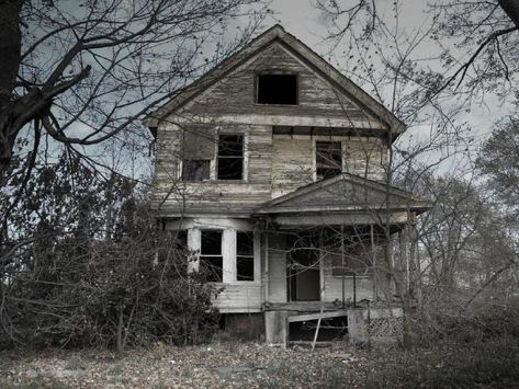 Thirteen real life haunted houses and the horror stories that go with them Real Haunted Houses, Scary Houses, Creepy Houses, Haunted History, Creepy Places, Spooky Places, Abandoned Homes, Spooky House, Scary Stuff