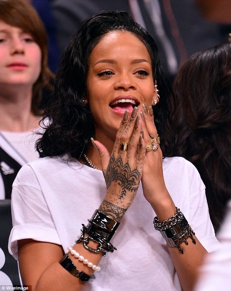 Rihanna Hand Tattoo, Rihanna Tattoo, Hand Tattoo Images, Rihanna News, Hand Tattoo Ideas, Red Tattoo Ideas, Tattoo Ideas Easy, Rihanna Photos, Cool Arm Tattoos