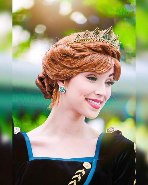 Queen Anna👑⚜️… Queen Anna Hair, Princess Make Up Looks, Princess Anna Makeup, Anna Frozen Makeup, Basic Stage Makeup, Anna Makeup, Frozen Makeup, Princess Anna Frozen, Anna Cosplay