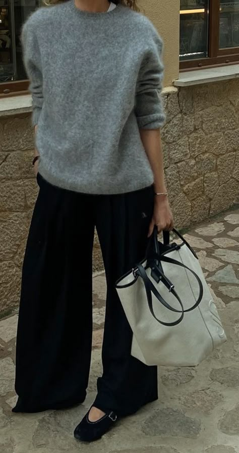 Minimal Style Aesthetic, Tonal Dressing Street Style, Effortlessly Chic Outfits Minimal Classic, Women 50 Years Old Fashion, Minimalism Style Outfits, Normcore Style Outfits, Soft Elegant Aesthetic, Japanese Fashion Minimalist, Minimal Fall Outfit