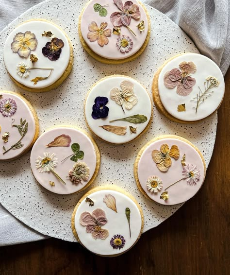 CAKE ARTIST | PASTRY CHEF on Instagram: “Pressed Edible Flower Biscuits 🌸🌿 Buttery vanilla bean sugar biscuit & the most gorgeous pressed flowers with a touch of gold 💫 Perfect…” Edible Pressed Flowers, Dried Flower Cookies, Pressed Flower Cookies, Pressed Flower Cupcakes, Pressed Flower Cake, Flower Biscuits, Alpine Wedding, Vanilla Bean Sugar, Free Wedding Website