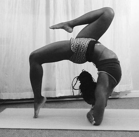 Black Yogis Aesthetic, Yoga Pictures Aesthetic, Fitness Aesthetic Black Women, Contortion Stretches, Yoga Black Women, Workout Aesthetic Black Women, Black Gymnast, Balance Aesthetic, Pilates Flow