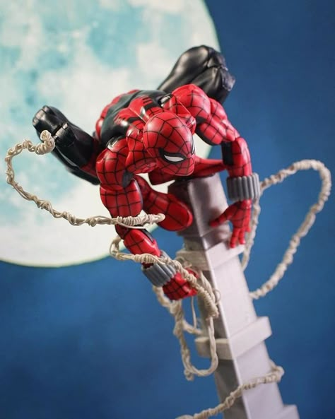 Spiderman Toy Photography, Action Figure Photography Ideas, Marvel Legends Photography, Spider Man Action Figure Poses, Spiderman Figure Poses, Spiderman Action Figure Poses, Fig Pictures, Action Figures Poses, Spider Man Action Figures