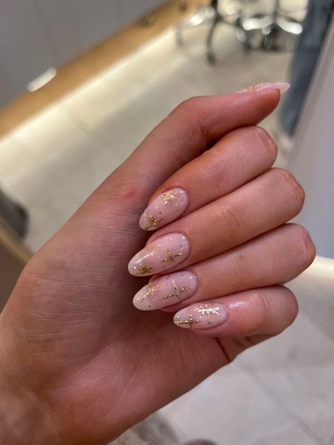 Holiday Nails Aesthetic, Holiday Nails Gold, Nail Ideas Sparkle, Cristmass Nails 2024, Holiday Nails 2024, Christmas Nails Gold, Christmas Nails Aesthetic, Gold Christmas Nails, Aesthetic Christmas Nails