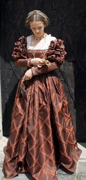 1570s Dress, 1300s Womens Fashion, 1400s German Fashion, Spain Historical Fashion, Historical Italian Fashion, Historical German Fashion, 1620s Fashion Women, 1550s Dress, Late 1500s Fashion