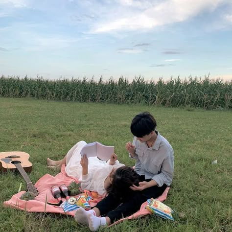 Picnic Pictures, Picnic Photography, Dream Date, Picnic Date, Couple Picture Poses, My Kind Of Love, Ulzzang Couple, Korean Couple, Jolie Photo