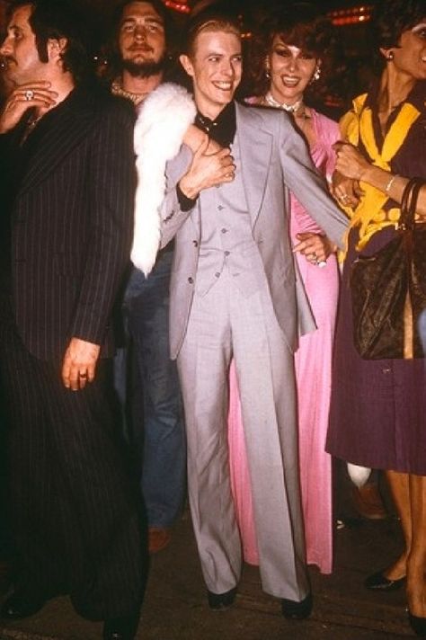 David Bowie at Studio 54 70s fashion icon suit pink dress Studio 54 Fashion, Angela Bowie, Duncan Jones, Studio 54 Party, Disco Birthday, 70s Glam, Anthony Kiedis, Disco Fever, New York Vintage