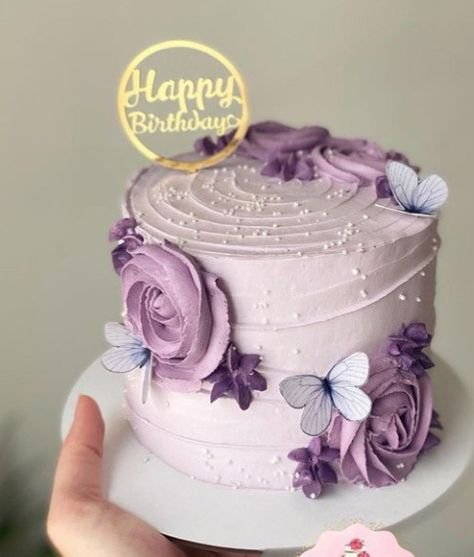 Butterfly Flower Cake Ideas, Birthday Cake Purple Flowers, Lilac Cakes Birthday Aesthetic, White Chocolate Cake Design, Butterfly Cake Ideas Birthdays Simple, Bday Cakes For Mom, Birthday Cake Flowers Elegant, Purple Butterfly Cake Birthdays, Beautiful Birthday Cakes For Women Ideas