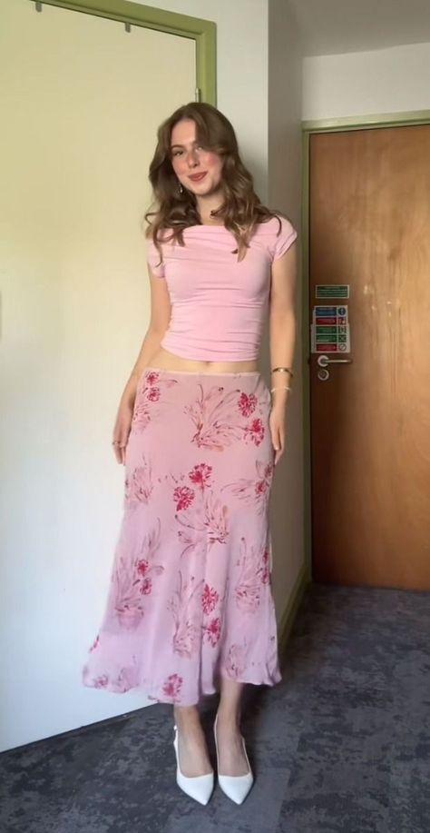 Spring Outfits Maxi Skirt, Cute Outfits Without Showing Skin, Floral Pink Skirt Outfit, Girly Summer Outfits Modest, Pink Girly Outfits Casual, Puffy Sleeve Outfit, Sweet Outfits Girly, Colorful Dress Outfit, Romcom Style