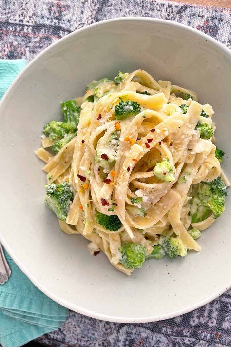 Let dinner be pasta night tonight! In our recipe for pasta with alfredo sauce and broccoli, we combine fettuccine and bright, crisp broccoli with a lush and creamy parmesan Alfredo sauce that has a hint of nutmeg. Visit Foodal now for all the delicious details. #alfredosaucerecipe #dinnerideas #foodal Chicken Backs, Fettucini Alfredo Recipe, Parmesan Alfredo Sauce, Fetuccini Alfredo, Broccoli Alfredo Pasta, Fettucini Alfredo, Pasta Con Broccoli, Delish Dinners, Recipe For Pasta