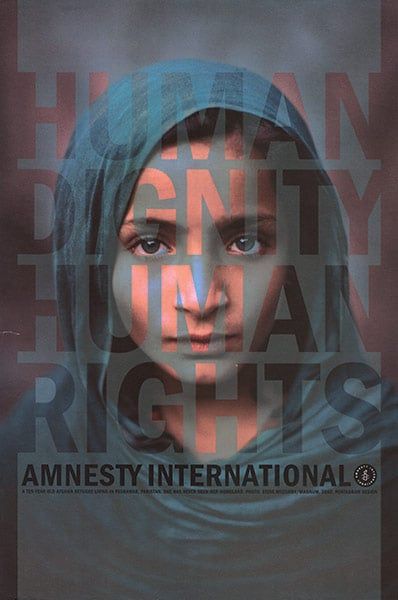 Poster Grafico, Steve Mccurry, Amnesty International, Image 3d, Design Brochure, Poster Layout, We Are The World, Design Posters, Photo Design