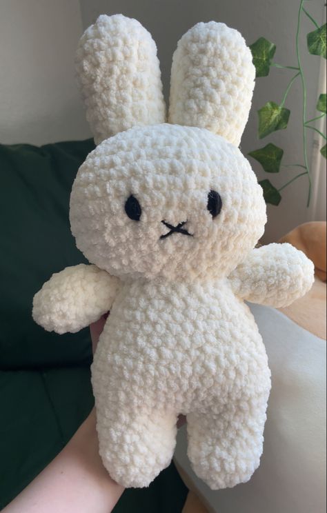 Miffy Plush Crochet, Crochet White Yarn Projects, Crochet Miffy Plushie, White Crochet Plushie Ideas, Chunky Yarn Crochet Amigurumi, White Crochet Animals, White Crochet Plushies, Crochet White Yarn, Crochet Stuff Toy