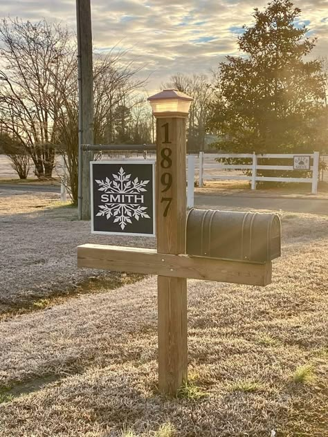 Mailbox Landscape, Country Mailbox, Rural Mailbox, Mailbox Landscaping, Diy Mailbox, Mailbox Ideas, Barn Signs, Mailbox Decor, Painted Barn Quilts